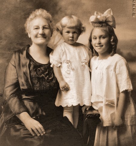 Harriet Wiggins Bender with granddaughters, courtesy of Jerry